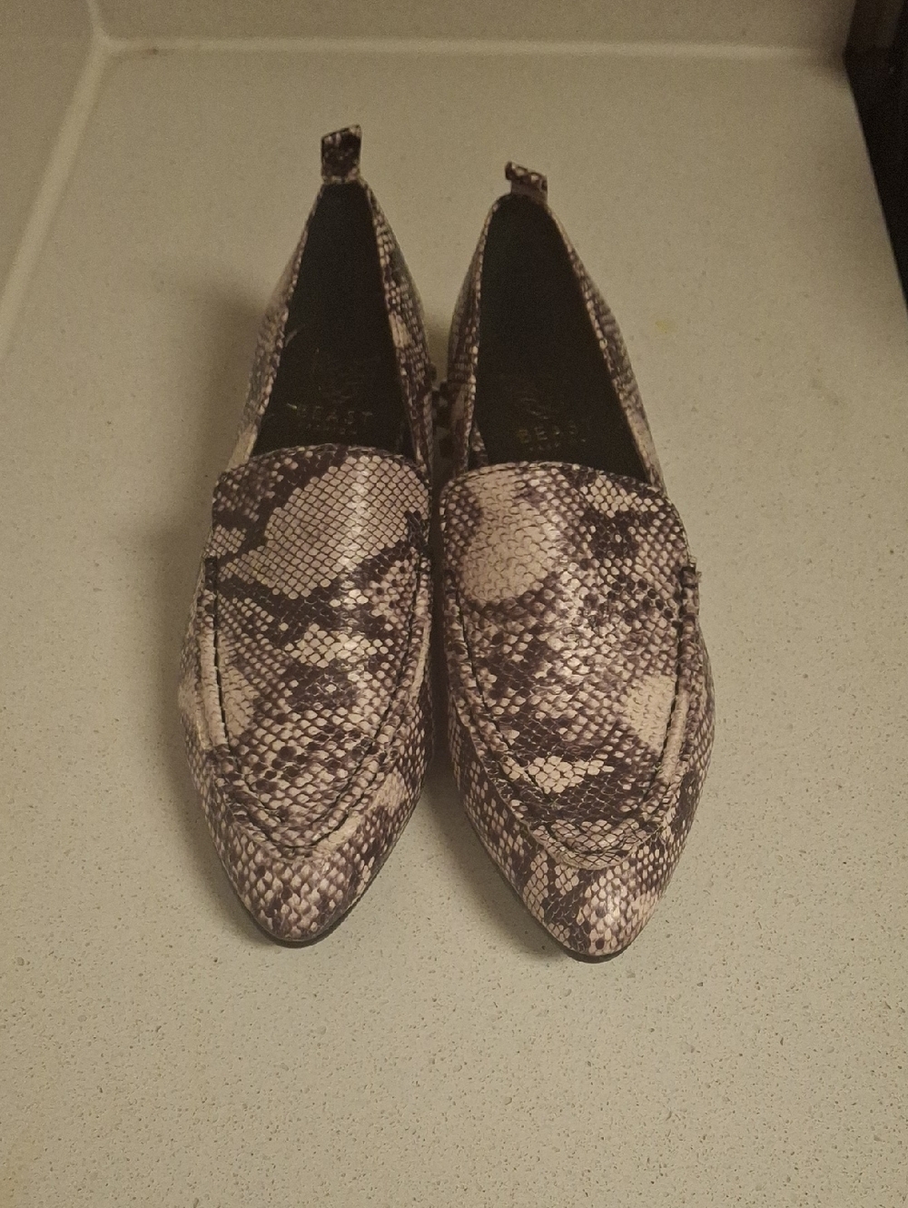 BEAST FASHION Snake-Print Pointed Loafers in Beige and Black